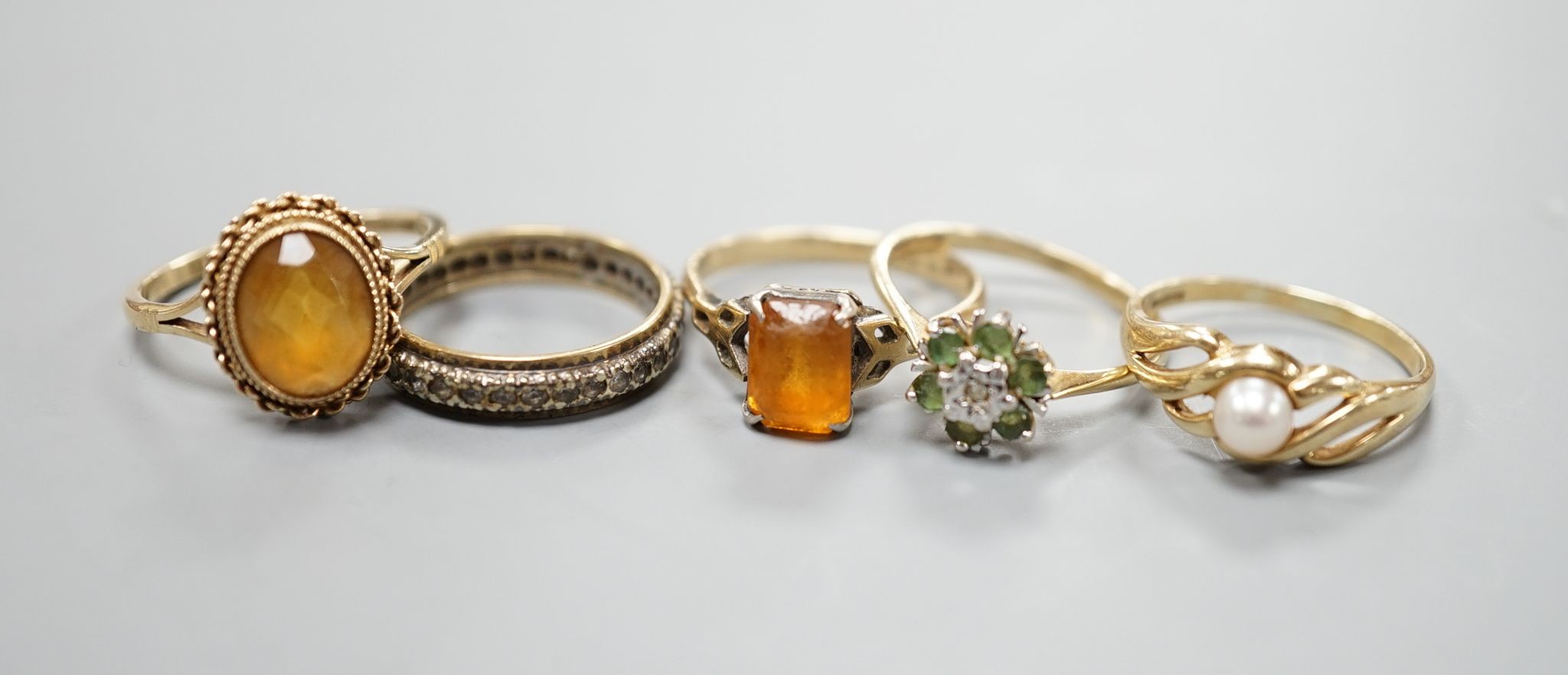 Five assorted 9ct gold and gem set dress rings, including citrine and cultured pearl, gross 12.2 grams.